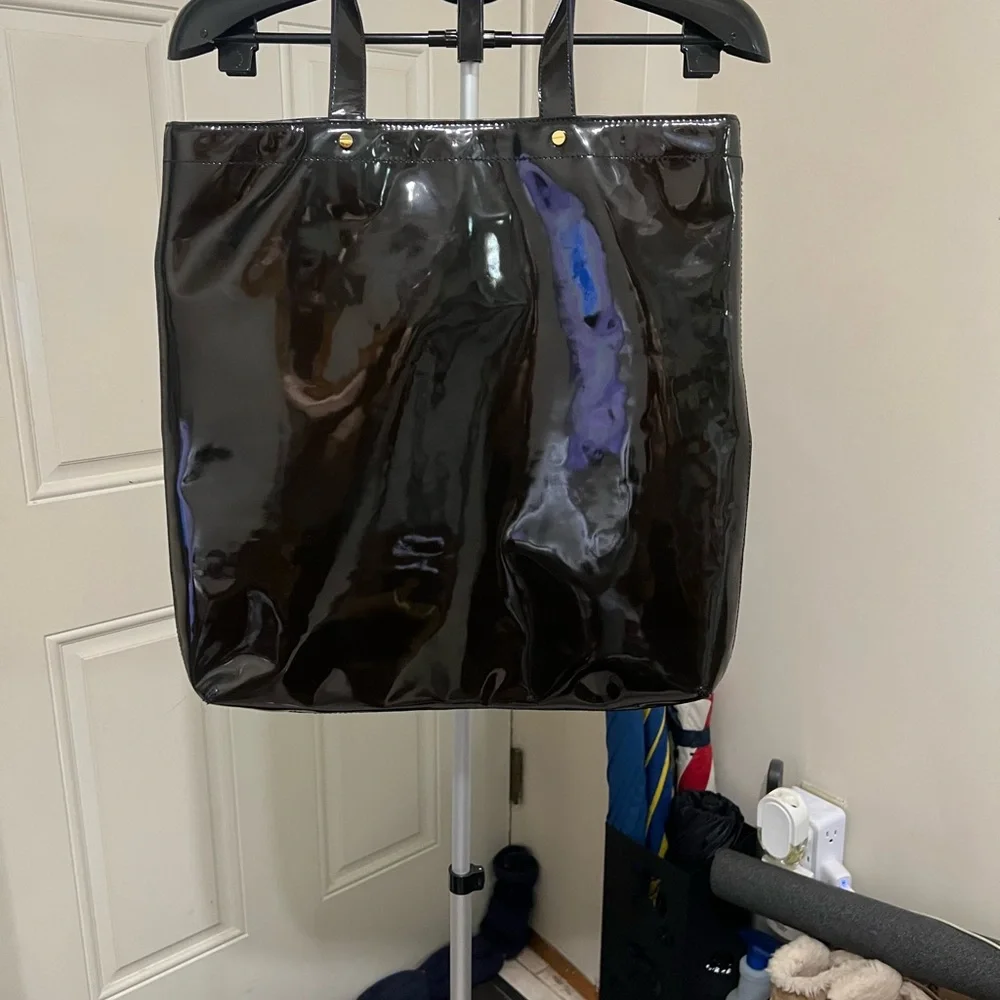 TORY BURCH Style No. 11075807 Patent Leather Tote Black/Navy Lining